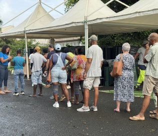 Distribution de composteur à Sainte-Rose ♻️